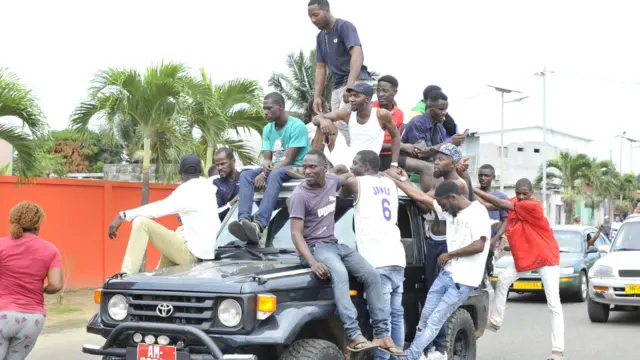 Aworan awọn araalu to n ṣajọyọ pe ologun gbajọba ni Gabon