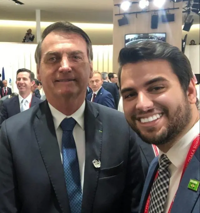 Fillipe Martinsboa esporte brasil sga betfoto ao lado do ex-presidente Jair Bolsonaro 