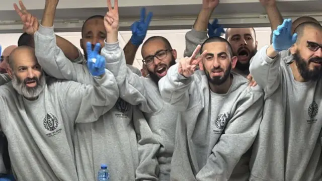 Prisioneiros palestinos libertados chegam a Ramallah após uma libertação anterior em 25 de janeiro