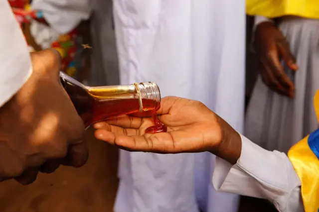 Enfant qui reçoit du miel