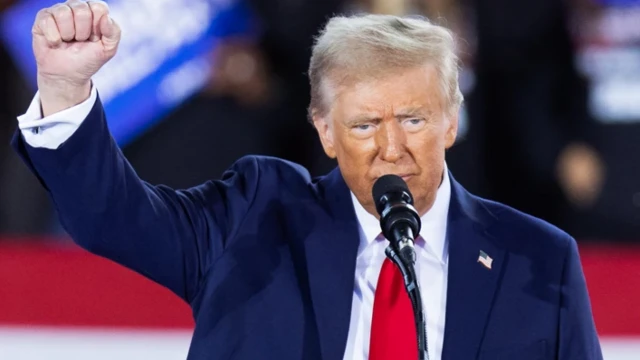 دونالد ترامپ مشت را گره کرده و بالا برده