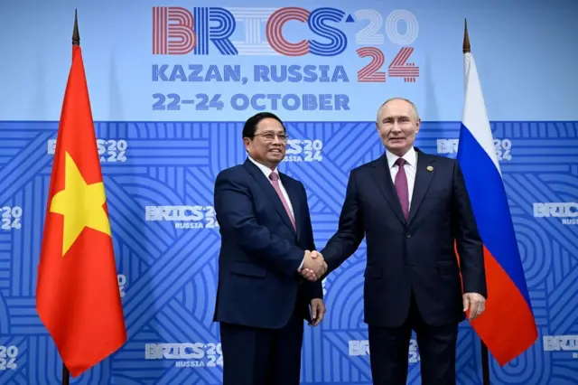 Tổng thống Nga Vladimir Putin chào đón Thủ tướng Phạm Minh Chính trong cuộc gặp song phương bên lề hội nghị thượng đỉnh BRICS ở Kazan vào ngày 24/10/2024 (Nga là một thành viên của BRICS)
