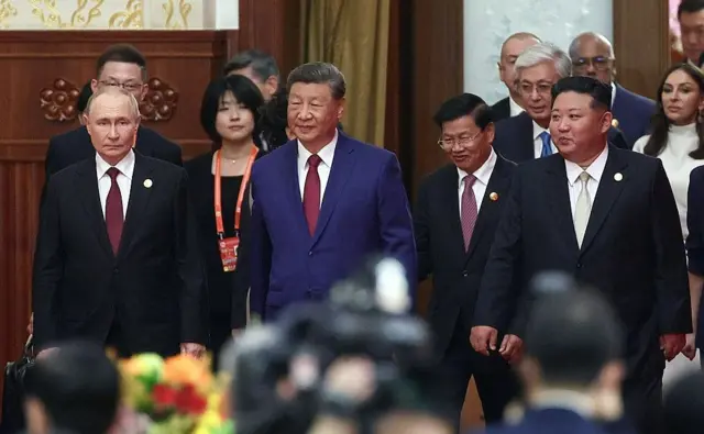 Ông Putin xuất hiện cùng Chủ tịch Trung Quốc Tập Cận Bình và nhà lãnh đạo Triều Tiên Kim Jong-un tại lễ duyệt binh của Trung Quốc hôm 3/9 Ông Putin xuất hiện cùng Chủ tịch Trung Quốc Tập Cận Bình và nhà lãnh đạo Triều Tiên Kim Jong-un tại lễ duyệt binh của Trung Quốc hôm 3/9
