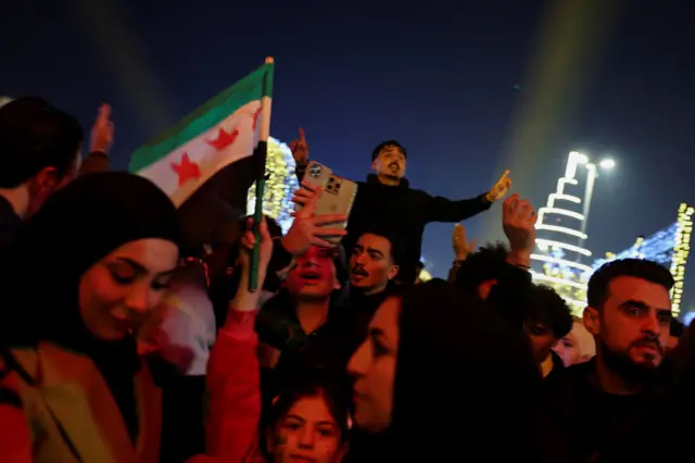  سوريون يستقبلون "أول عام دون الأسد" في ساحة الأمويين بدمشق