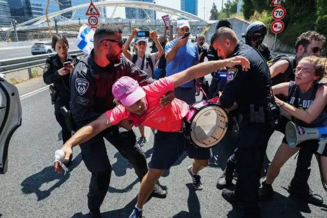 Dos policías intentan detener a un manifestante en Tel Aviv.