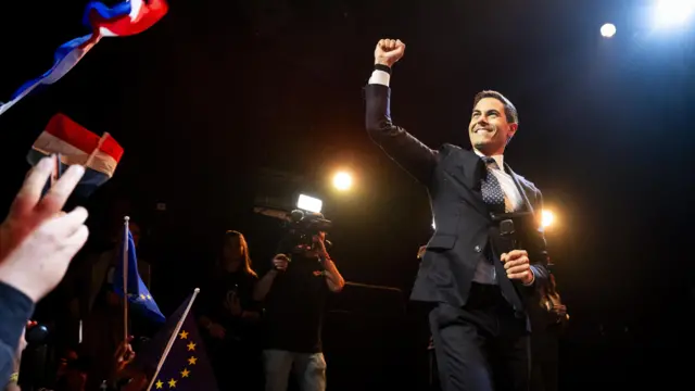 Роб Йеттен победно поднимает кулак.