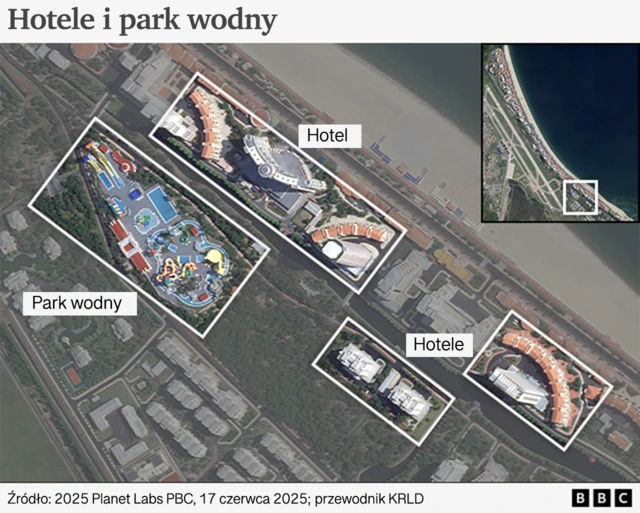 Zdjęcie satelitarne przedstawiające nowy ośrodek. Oznaczono park wodny i kilka hoteli. Wszystkie znajdują się wzdłuż linii brzegowej, skąd widać plażę.