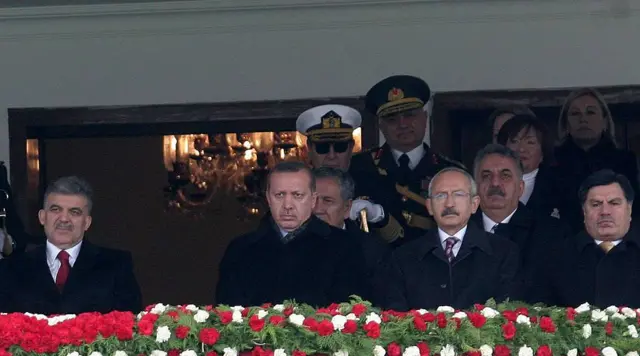 Abdulllah Gül, Recep Tayyip Erdoğan, Kemal Kılıçdaroğlu ve Haşim Kılıç, 2010 yılında, Ankara'daki 29 Ekim kutlamalarını izliyor. 