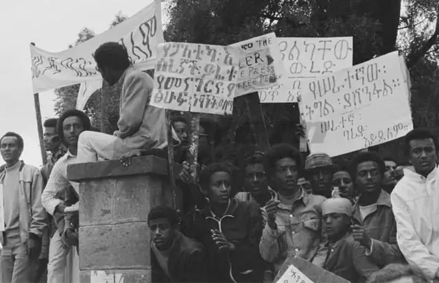 'የሠራተኛው ትግል ያሸንፋል' የሚል መፈክር የያዙ ወጣቶች