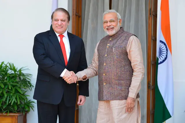 ২০১৪ সালে দিল্লিতে শপথ গ্রহণ অনুষ্ঠানের পর নরেন্দ্র মোদীর এবং নওয়াজ শরিফ। 