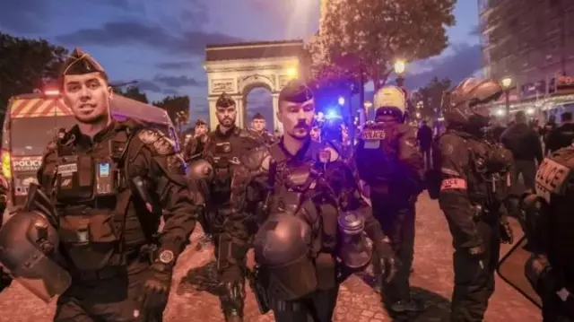 প্যারিসে পুলিশ