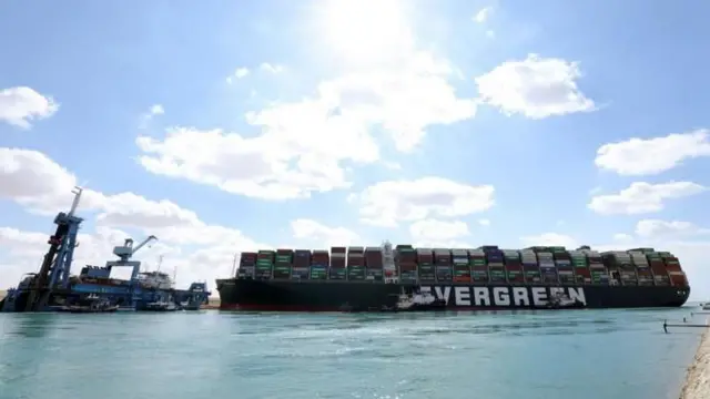 கச்சா எண்ணெய் மற்றும் எரிவாயு மட்டுமின்றி, பாப் அல்-மண்டேப் நீரிணை, கிழக்கு மற்றும் மேற்கு நாடுகளுக்கு இடையிலான முக்கிய வர்த்தக இணைப்பின் ஒரு பகுதியாகவும் விளங்குகிறது. இதன் வழியாக நாள்தோறும் டஜன் கணக்கான சரக்குக் கப்பல்கள் கடந்து செல்கின்றன.
