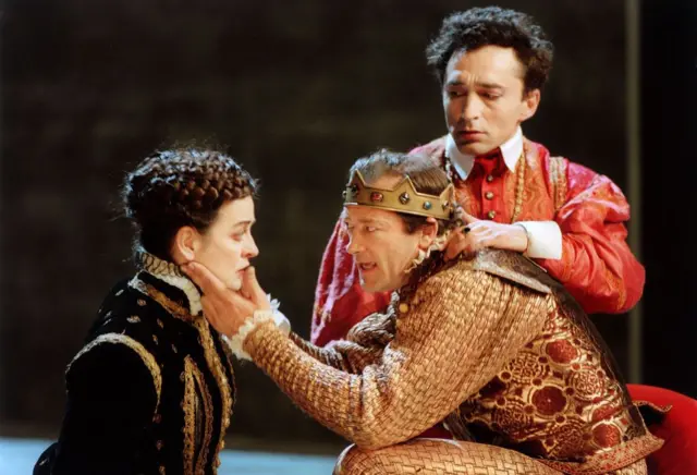 ઍડવર્ડ દ્વિતીય, ગૅ, સમલૈંગિક સંબંધ, ક્રિસ્ટૉફર માર્લો, બ્રિટનનો રાજવી પરિવાર, ગૅ રાઇટ્સ, ગૅ રાઇટ્સ ઍક્ટિવિસ્ટ, એલજીબીટીક્યૂ, LGBTQ+, રૉયલ ફેમિલી, બીબીસી આંતરરાષ્ટ્રીય સમાચાર, બીબીસી ગુજરાતી ઇન્ટરનેશનલ ન્યૂઝ