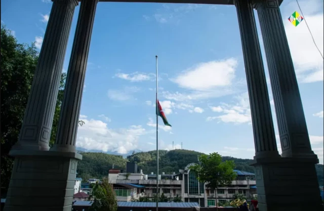 KIO အုပ်ချုပ်နယ်မြေတွေ၊ ဗဟိုဌာနချုပ် အစိုးရရုံးတွေနဲ့ ပညာရေးကျောင်းတိုင်းမှာ ဝမ်းနည်းခြင်းအထိမ်းအမှတ်အနေနဲ့ အလံကို တိုင်တစ်ဝက်ချကာ လွှင့်ထူထား