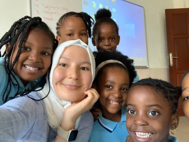 Альбина Африкадагы окуучулары менен