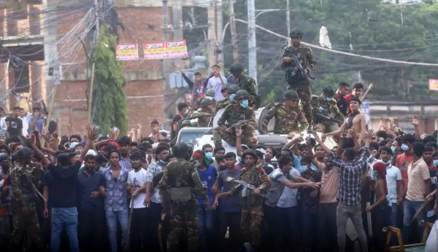 চট্টগ্রামে সেনাবাহিনীর গাড়ির ওপরেও উঠে বসে আন্দোলনকারীরা