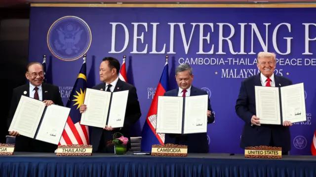 رئيس الوزراء الماليزي أنور إبراهيم، ورئيس الوزراء التايلاندي أنوتين تشارنفيراكول، ورئيس الوزراء الكمبودي هون مانيه، والرئيس الأمريكي دونالد ترامب يرفعون وثائق خلال توقيع اتفاقية وقف إطلاق النار بين كمبوديا وتايلاند