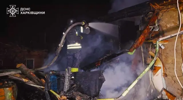 رجال الإطفاء يخمدون النيران التي اندلعت إثر غارات جوية روسية على مناطق سكنية في منطقة خاركيف شرق أوكرانيا في ٢٩ مارس ٢٠٢٥.