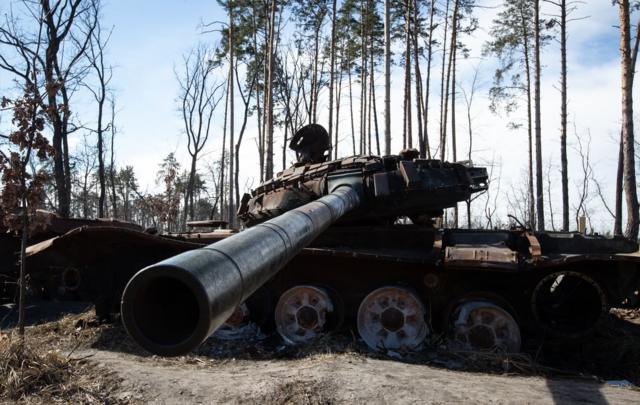 Tanque russo destruído perto da vila de Dmytrivka, região de Kiev