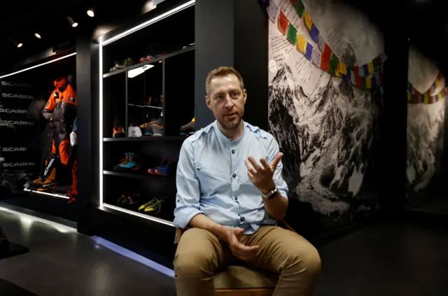 छोटो समयमा समुद्र सतहदेखि सगरमाथाको शिखरसम्म यात्रा पुगेको दाबी गर्ने युक्रेनी नागरिक एन्ड्रू उशाकोफ 