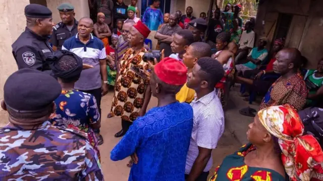 Kọmishọna ndị uweojii na-akwa ndị obodo Adani okwu