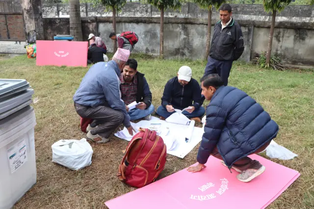 निर्वाचन सामग्री बुझ्दै कर्मचारी