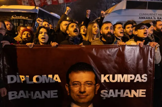 Ekrem İmamoğlu posteri taşıyan protestocular slogan atarken görülüyor