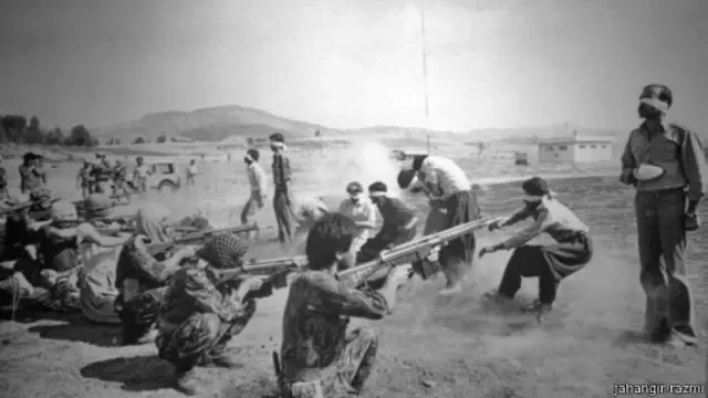 صحنه اعدام در فرودگاه سنندج که به سمبل اعدام در ایران تبدیل شد