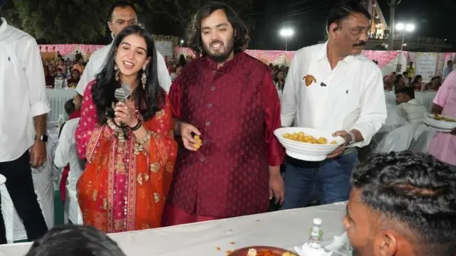 स्थानिकांसाठी आयोजित डिनरमध्ये अनंत अंबानी आणि राधिका मर्चंट