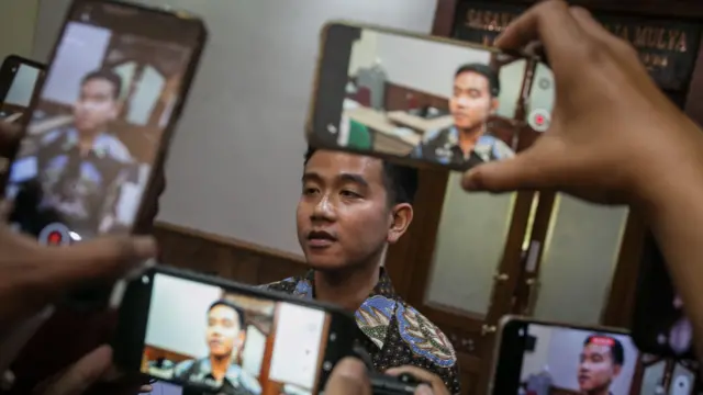 Wali Kota Solo Gibran Rakabuming Raka memberikan keterangan kepada wartawan di Balai Kota, Solo, Jawa Tengah, Selasa (17/10).