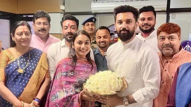 लोजपा (रामविलास) के अध्यक्ष चिराग पासवान, वैशाली से उम्मीदवार वीणा देवी (सबसे बाएं) और खगड़िया से उम्मीदवार राजेश वर्मा (शांभवी के पीछे) के साथ शांभवी चौधरी.