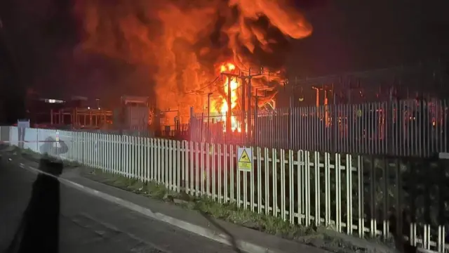 Foto do corpo de bombeiros do incêndio em subestação