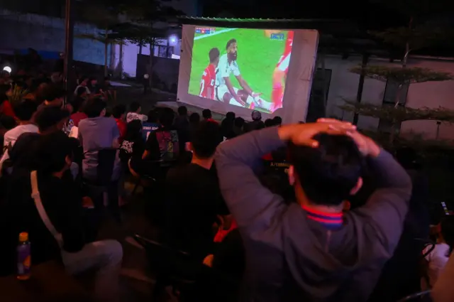 Sejumlah pengunjung mengikuti nonton bareng siaran langsung pertandingan sepak bola antara Timnas Indonesia melawan Arab Saudi pada putaran keempat Kualifikasi Piala Dunia 2026 zona Asia di salah satu warung kopi di Tangerang Selatan, Banten, Kamis (9/10/2025). Nonton bareng (nobar) tersebut digelar untuk mendukung Timnas Indonesia.