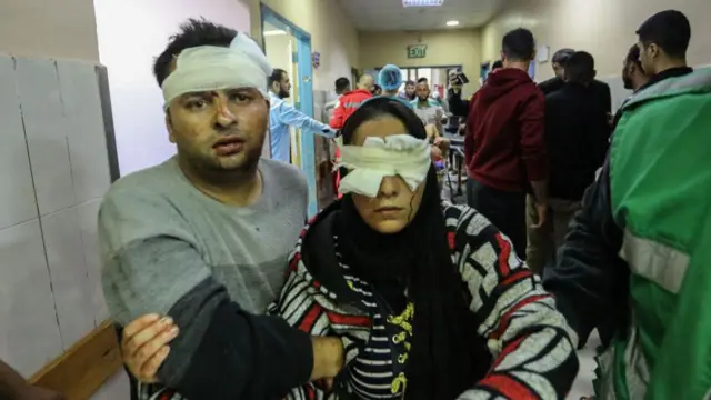 Warga Palestina mendatangi RS Nasser di Khan Younis, bagian selatan Jalur Gaza, setelah Israel melancarkan gempuran udara, pada Jumat (1/12). 