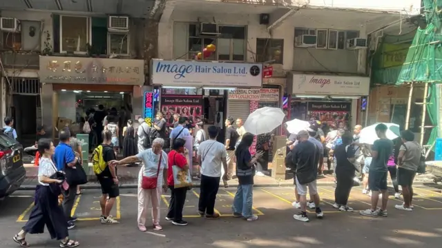 在好月色黄金有限公司店外，大批市民在排队轮候买卖黄金。