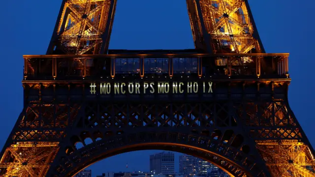 La frase "Mi cuerpo mi decisión" proyectada sobre la torre Eiffel.