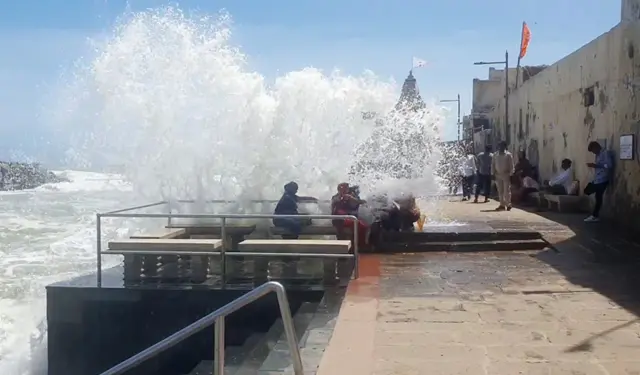 દેવભૂમિ દ્વારકાના ગોમતી ઘાટ પર દરિયાઈ ઊંચાં મોજાં