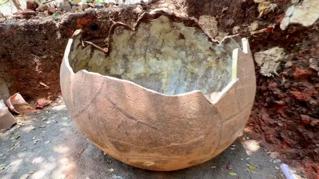 या भांड्यामध्ये ताम्रमट ठेवलेले मिळाले.