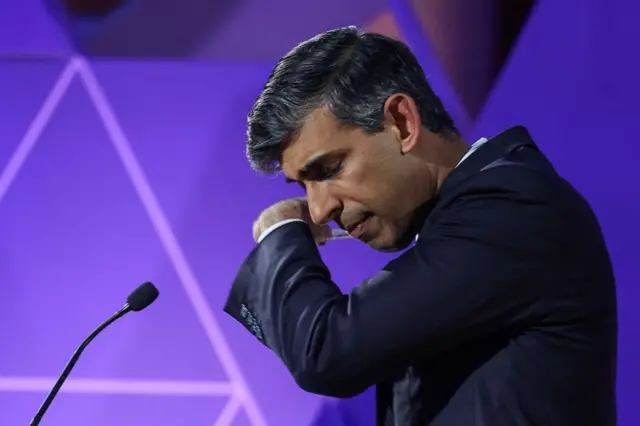 Rishi Sunak antes das eleições, durante debate