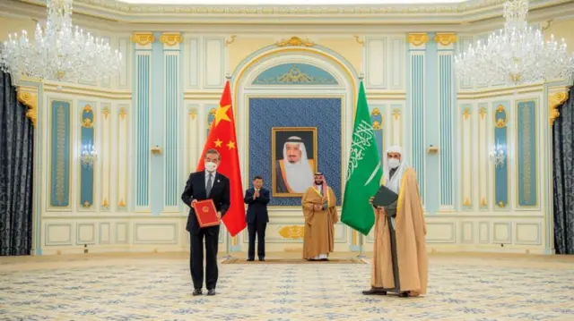 محمدبن سلمان ولیعهد عربستان در میزبانی از رئیس جمهور چین (هردو در عمق تصویر) در جریان سفر سال گذشته شی جینپینگ