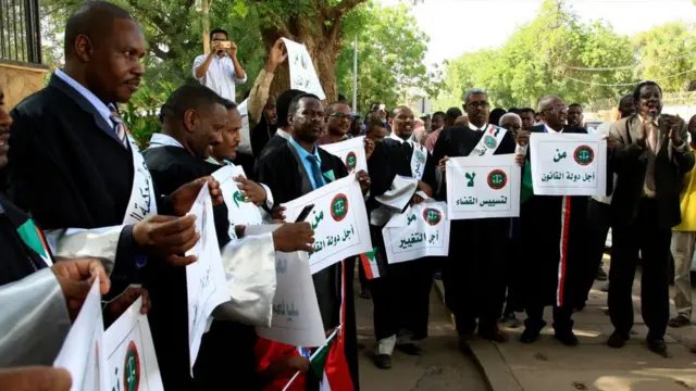 Les juges soudanais ont pris part, jeudi, aux manifestations contre le départ des militaires du pouvoir.