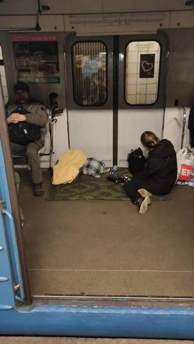 Киевликлар икки тунни Киев метроси бекатлари ва бекат ичидаги вагонларда ўтказмоқдалар