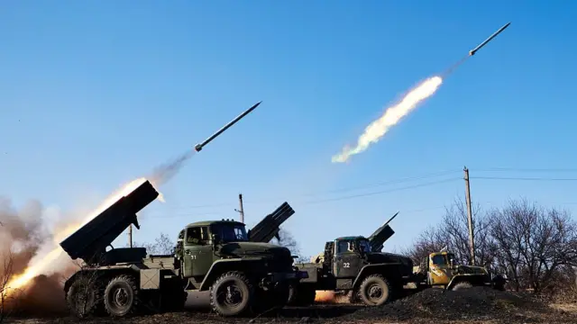 Донбасс, силы "ополченцев" стреляют по украинским позициям