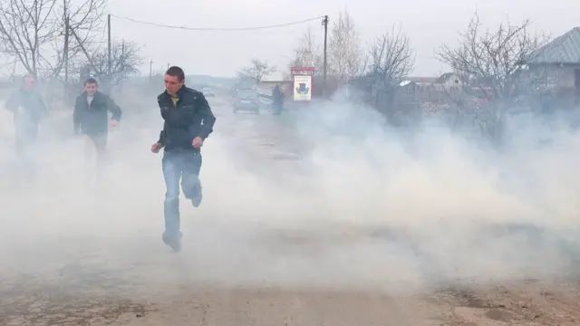 Огонь при сжигании травы легко может выйти из-под контроля, говорят пожарные