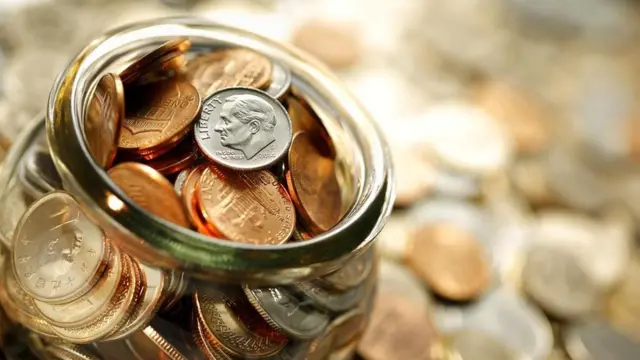 Una jarra llena de monedas