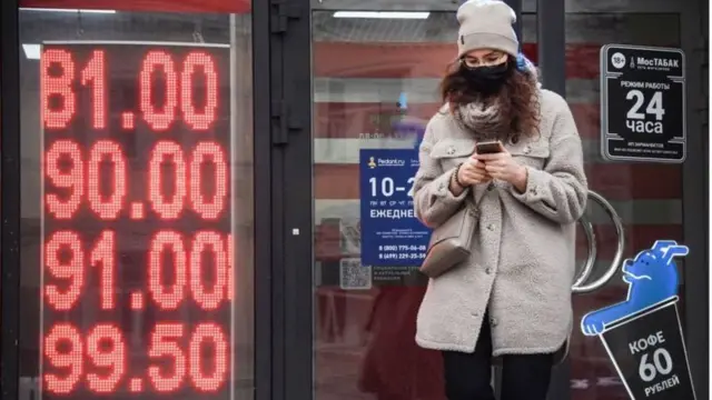 ইউক্রেেনে হামলার পর ডলারের তুলনায় সামগ্রিকভাবে প্রায় ২৫ শতাংশ মান হারায় রুবল। 