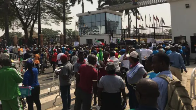 Lagos NLC members protest go Lagos State goment house