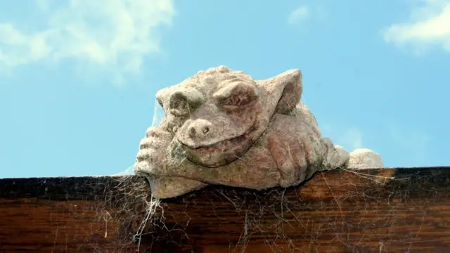 Гаргулья на церкви в Англии