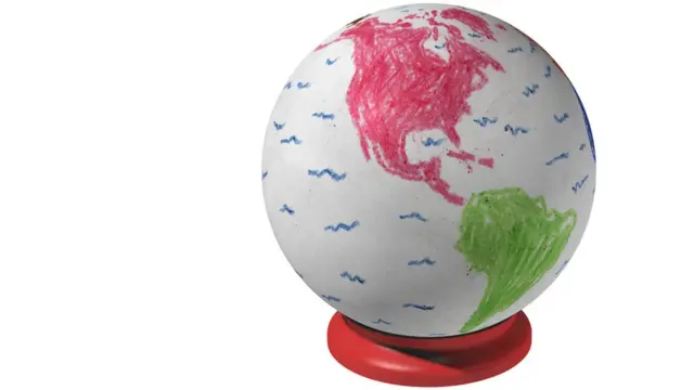 Globo terráqueo pintado con crayolas.