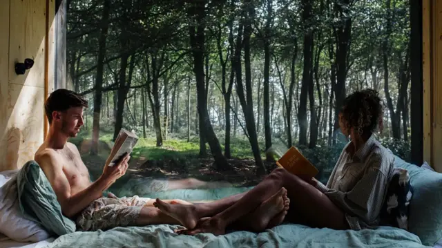 Muškarac i žena čitaju knjigu